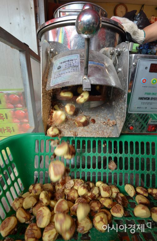 [포토]깎기 힘든 밤, 재래시장으로 오세요