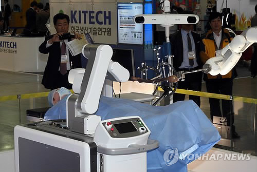 로봇 이용한 첫 눈 수술 성공, 인간이 못하는 일 로봇은 가능했다