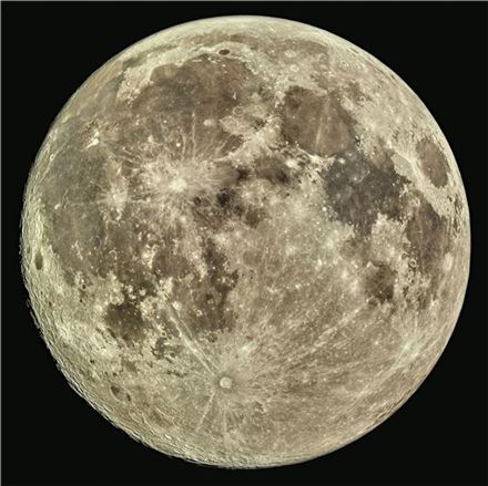 가장 둥근 보름달은 17일 새벽에 뜬다