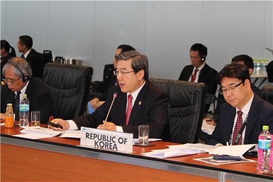 주영섭 중소기업청장(가운데)이 페루 리마에서 열린 아시아태평양경제협력체(APEC) 중소기업장관회의에 참석해 '창조경제를 위한 한국 중소기업 육성정책 혁신'에 대해 발표하고 있다.
