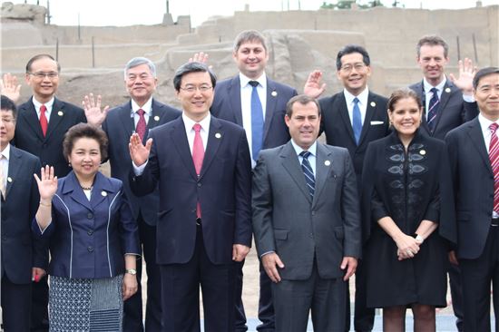 주영섭 중소기업청장(앞줄 오른쪽 네번째)이 APEC 중소기업장관회에 참석한 회원국 장관들과 함께 기념촬영을 하고 있다.