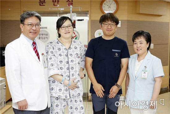 전치태반으로 어렵게 출산한 전 씨 부부(왼쪽에서 두 번재, 세 번째)가 퇴원전 김윤하 교수를 비롯하 의료진과 기념사진을 찍는 모습.