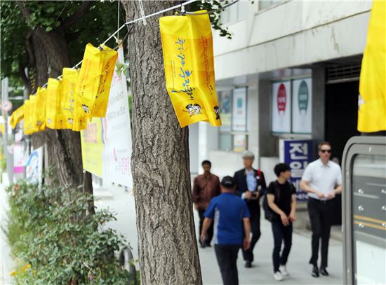 [포토]광주 동구, 충장축제 청사초롱 경관조명등 설치 