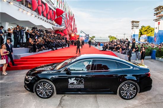 SM6의 쌍둥이 모델 르노 탈리스만이 제 73회 베니스 영화제의 공식 의전차량으로 제공됐다. 
