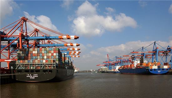 독일 함부르크 항구.한 기업은 함부르크항에서 하역후 포워딩업체를 통해 육로를 통해 네덜란드까지 운송하기도 했다.  
