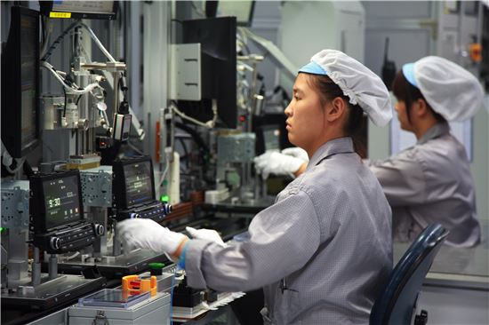현대모비스 톈진공장에서 직원들이 오디오를 조립하고 있다. 