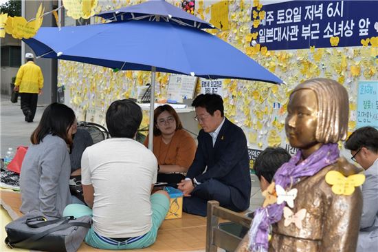 이재명 성남시장이 서울 광화문 평화의소녀상을 지키고 있는 대학생들과 이야기를 나누고 있다.