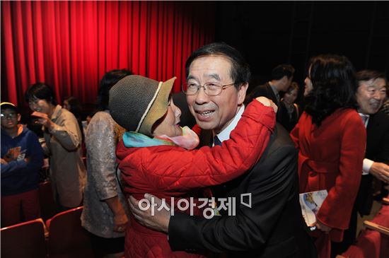 박원순 서울시장이 10일 오후(현지시간) 미국 샌프란시스코에서 개최한 서울의날 행사에 참석해 교포들과 포옹을 하고 있다. 사진제공=서울시