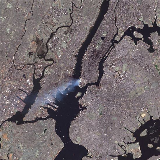 ▲테러가 있었던 다음날인 9월12일 오전 11시30분 랜드샛 위성이 WTC에서 뿜어져 나오는 연기를 포착했다.[사진제공=USGS Landsat 7 team]