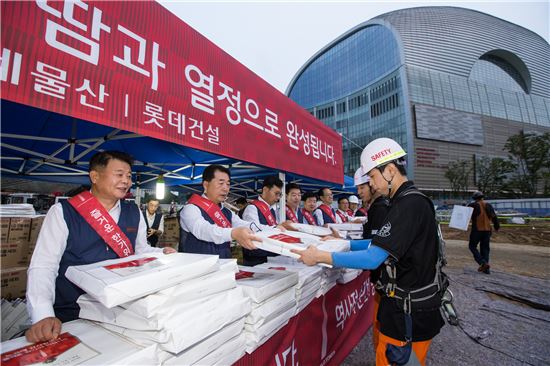 박현철 롯데물산 사업총괄본부장(왼쪽에서 두번째)이 한가위 선물을 근로자들에게 전달하고 있다

