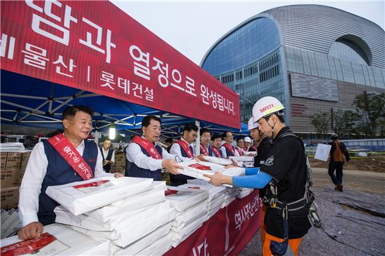 박현철 롯데물산 사업총괄본부장(왼쪽에서 두번째)이 한가위 선물을 근로자들에게 전달하고 있다