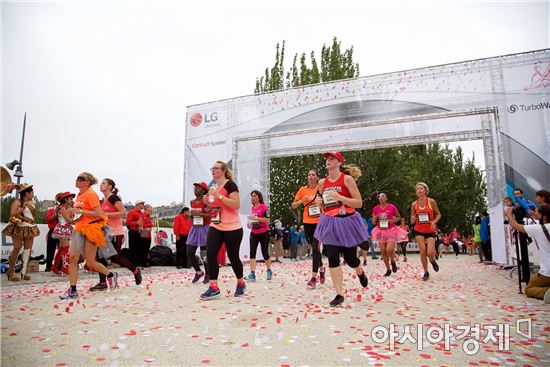 ▲LG전자가 후원한 프랑스 여성 마라톤 대회인 '라 파리지엔'에서 참가자들이 달리고 있다.(제공=LG전자)