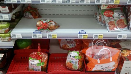 지난 10일 홈플러스 금천점에서는 김치 판매대에는 1Kg 이상짜리 포장김치 자리가 텅 비어있었다. 
