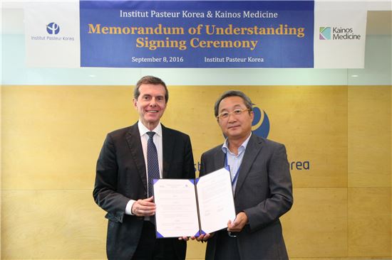 이기섭 카이노스메드 대표(오른쪽)와 한국파스퇴르연구소 로베르토 브루존 소장이 8일 B형간염 치료제 개발을 위한 공동연구 협력 양해각서(MOU)를 체결한 후 기념촬영을 하고 있다. (사진제공=카이노스메드)