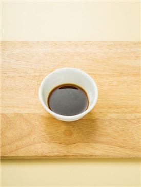 2. 분량의 조림장 재료를 섞는다.
(간장 2, 물엿 1, 굴소스 0.3, 설탕 0.5, 맛술 1)