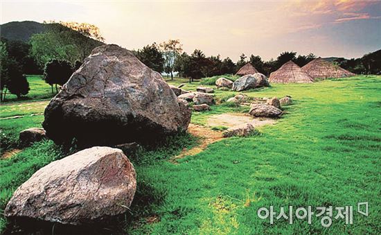 전남 화순의 고인돌 공원 모습. 한반도 일대에는 전세계 고인돌의 약 40%에 해당하는 3만기에 이르는 엄청난 양의 고인돌이 남아있어 세계 고고학사의 미스터리 중 하나로 알려져있다.(사진=아시아경제DB)
