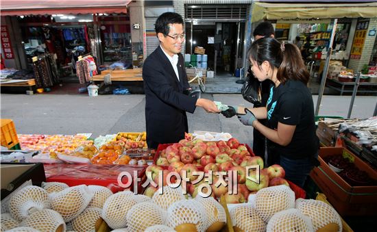 [포토]추석 앞두고 대전 유성시장 찾은 박경호 권익위 부위원장