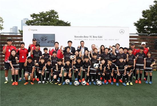 메르세데스-벤츠 사회공헌위원회가 'FC 어린이 벤츠' 축구 교실을 진행한다.