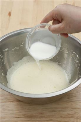 2. 60% 정도 거품이 나면 우유 1/4컵을 붓는다.
