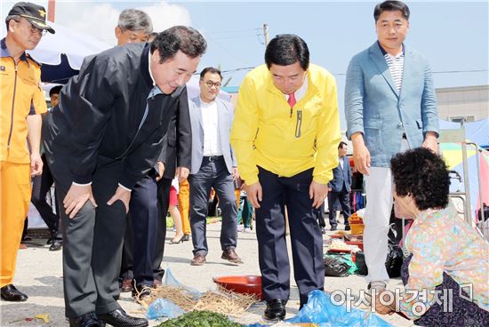 [포토]이낙연 전남지사.화순고인돌전통시장 방문 