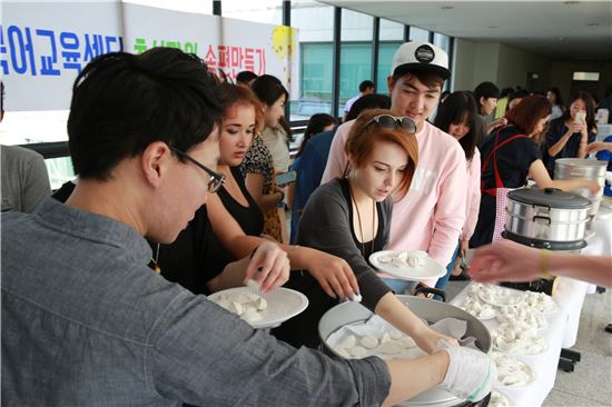 가천대 한국어교육센터가 마련한 외국인 유학생 송편빚기 행사