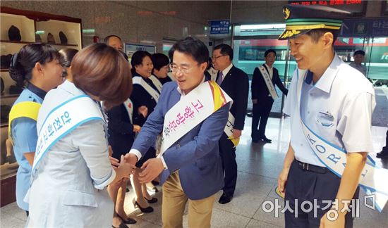 최경환 의원이 13일 광주역에서 일일역장을 맡아 고향을 방문하는 사람들에게 귀향인사를 하고있다.
