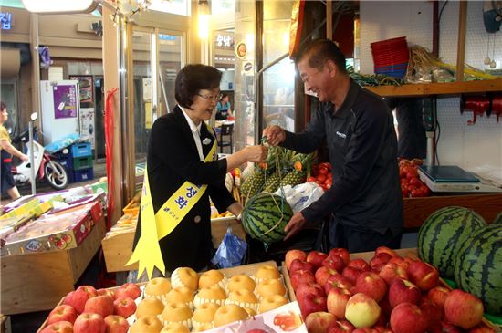 [포토]신연희 강남구청장, 추석 맞이 전통시장 장보기 