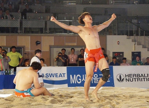 2016 추석장사대회 금강급에서 김기선을 상대로 우승한 이승호, 사진 = 통합씨름협회 제공