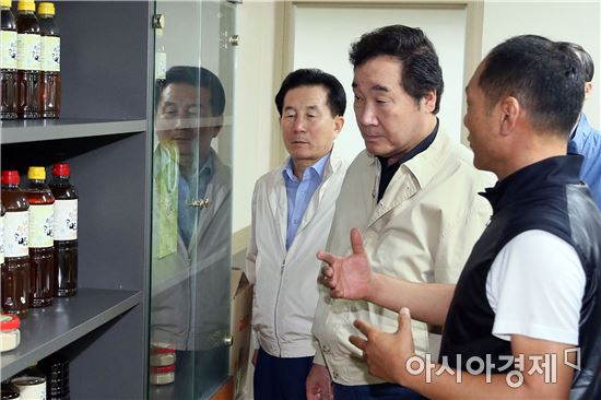 이낙연 전남지사는 18일 수확이 한창인 무안 유기농 고구마 생산 가공업체 해야농장(대표 김기주)과 양파를 이용해 장을 담그는 ㈜초록당(대표 정찬일)을 방문, 시설을 돌아보고 관계자들을 격려했다. 양영복·정영덕 도의원, 박준수 무안부군수가 동행했다. 사진은 ㈜초록당 제품관 시찰 장면.사진제공=전남도
