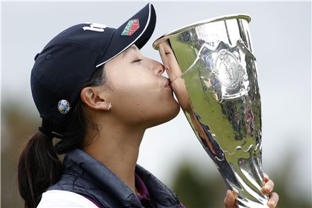 전인지가 에비앙챔피언십 우승 직후 트로피에 감격의 입맞춤을 하고 있다. 에비앙(프랑스)=LPGA 