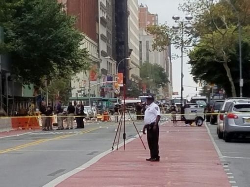 18일(현지시간) 찾은 뉴욕 맨해튼 압력밥솥 폭탄 폭발사고 현장. 뉴욕 경찰들은 5~7번가23번로 등 두 블록 밑 주변 길을 통제하고 있다. 경찰은 폭발 당시 파편들을 증거로 수집하기 위해 하얀색 푯말을 세워 표시했다. 