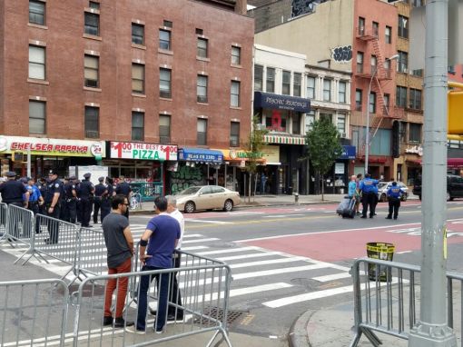 18일(현지시간) 찾은 뉴욕 맨해튼 압력밥솥 폭탄 폭발사고 현장. 펜스 안으로 경찰들이 시민들의 접근을 막고 있다. 