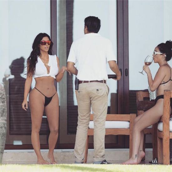 [포토] 킴 카다시안, 남다른 몸매 드러낸 비치웨어룩