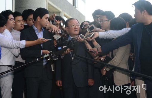 [포토]취재진에 둘러싸인 강만수 前산업은행장 