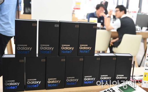 삼성, '갤럭시노트7' 전세계 판매중단…"교환품도 사용중지"(상보)