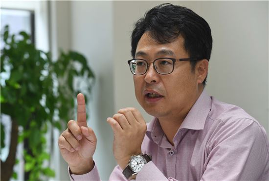 선형렬 에이원투자자문 대표가 서울 여의도동 사무실에서 메자닌 펀드 투자 철학에 대해 "확실한 곳에만 투자한다"고 밝히고 있다.
　
