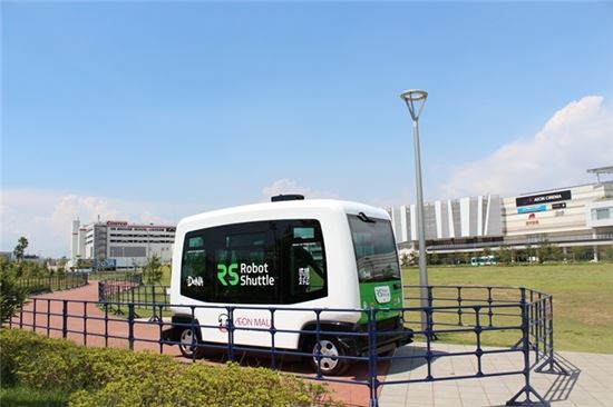 일본의 정보기술(IT) 업체 디엔에이(DeNA)가 개발한 자율주행 셔틀버스 '로봇셔틀'이 지바(千葉)현의 한 공원에서 현재 시험 운행 중이다(사진=디엔에이).