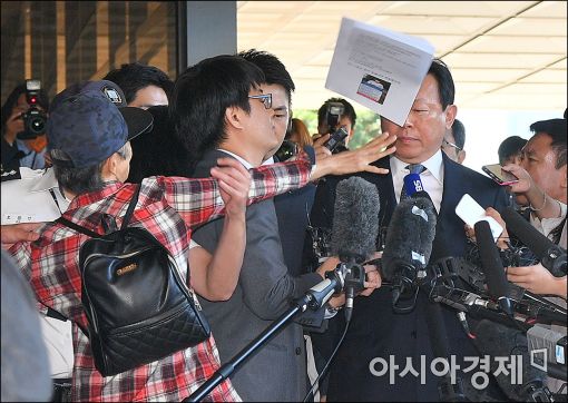 [포토]신동빈 회장에게 종이 던지는 시민단체