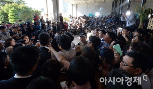 [포토]신동빈 회장 둘러싼 취재전쟁