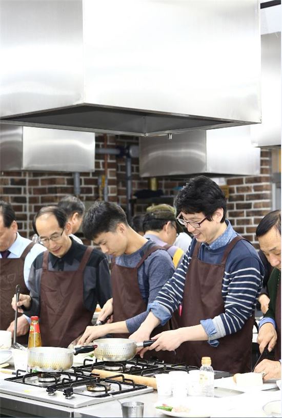 종로구  '인문학 강좌' 와 아빠 요리교실 진행