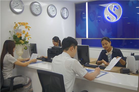 신한은행은 한국계 은행 최초로 미얀마 경제중심지인 양곤에 위치한 '양곤 미얀마 플라자 빌딩'에 지점을 열고 20일부터 영업을 개시했다. 미얀마 양곤지점 직원이 고객과 상담을 하고 있다. (사진 : 신한은행)
