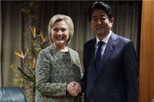 ▲힐러리 클린턴 민주당 대선후보(왼쪽)과 아베 신조 일본 총리가 19일(현지시간) 뉴욕에서 만나 회담을 가졌다. (AP = 연합뉴스)
