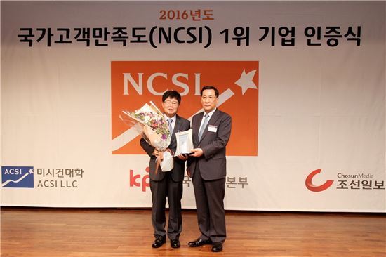 이재혁 롯데칠성음료 대표이사(왼쪽)와 홍순직 한국생산성본부 회장이 기념 촬영을 하고 있다.