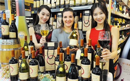 20일 홈플러스 강서점에서 칠레 최대 와인 그룹 콘차이토로의 마케팅 담당인 캐롤린 에더링튼과 모델들이 '와인메이커스 랏' 4종을 선보이고 있다. 