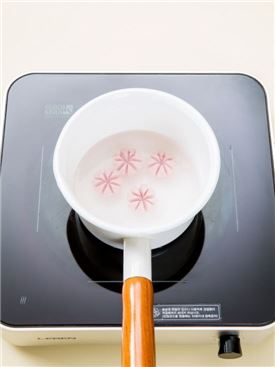3. 비엔나 소시지는 칼집을 넣어 끓는 물에 1분 정도 데쳐 건진다. 
