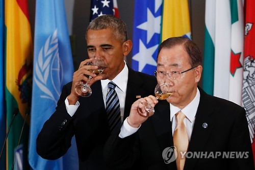미국의 버락 오바마 대통령과 오찬을 함께 하고 있는 반기문 유엔 사무총장(오른쪽)