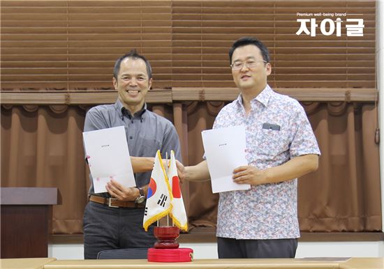 이진희 자이글 대표(오른쪽)와 나카노 요시타카 일본 TUF 대표가 유통판매를 위한 계약을 체결하고 기념촬영을 하고 있다.  