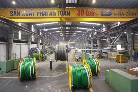 LS전선은 베트남 법인이 삼성디스플레이 하노이 공장에 전력 케이블을 공급하기로 했다고 21일 밝혔다. 
