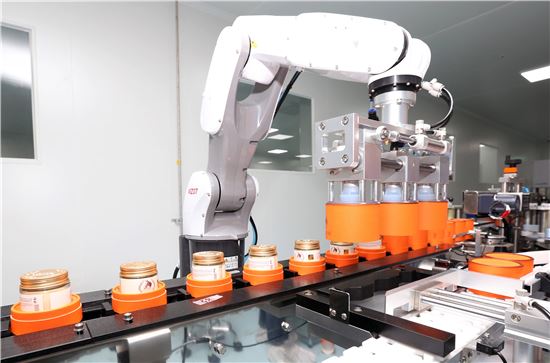 클레어스코리아 자회사 '코스나인' 에서 로봇을 활용해 제품을 제조하고 있다.