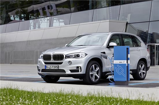 [수입차 전략차종]고효율 성능 자랑하는 PHEV 'BMW i8·뉴 X5 x드라이브 40e' 